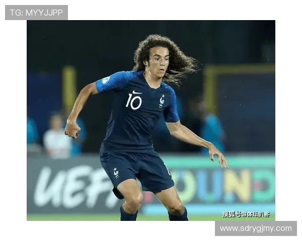 哈维西蒙斯的崛起之路：从青训天才到足坛新星的精彩历程